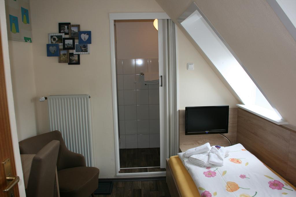 Pension Alice Busum Room photo